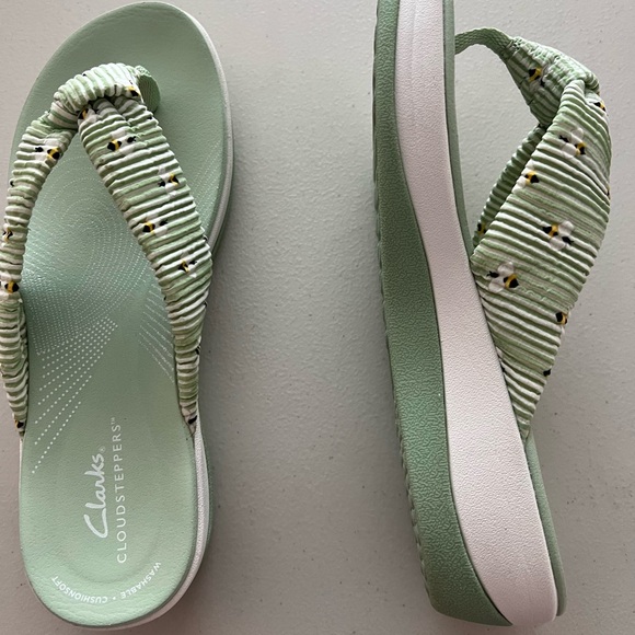 Clark size 8 green bumblebee sandals - Picture 2 of 6